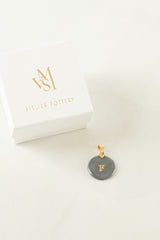 Medallas personalizadas grande una inicial  sin cadena