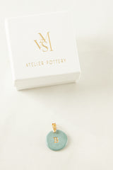 Medallas personalizadas grande una inicial  sin cadena